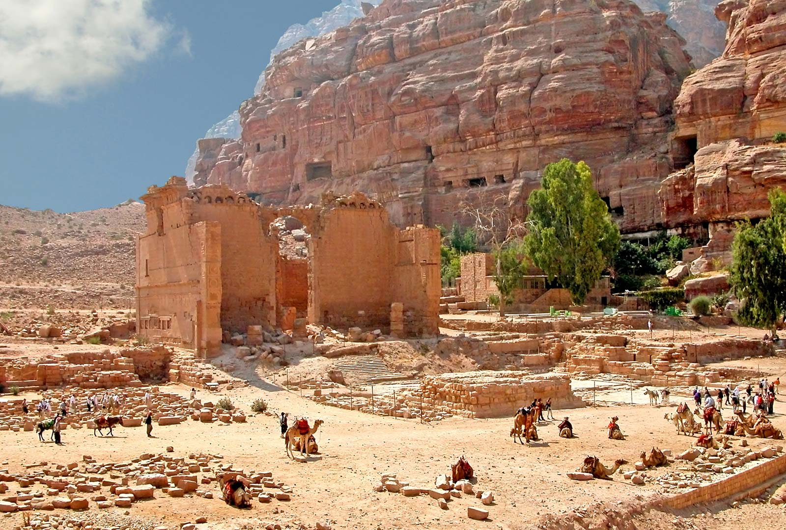 Qasr-al-Bint-Temple-of-Dusares-Petra-facade.jpg