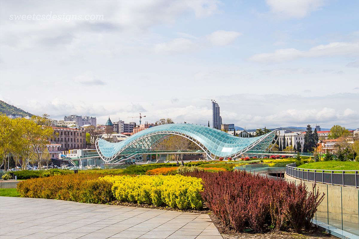 V tbilisi. Тбилиси Джорджия. Вокзал Тбилиси. Столица Грузии Тбилиси фото.